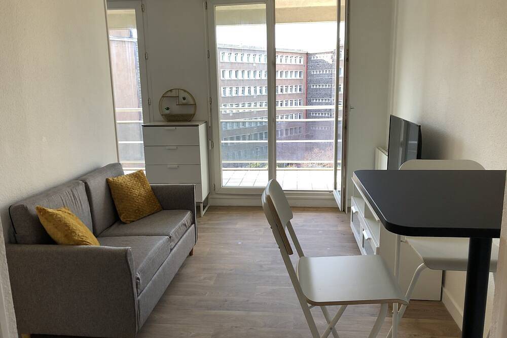 Appartement entier, F1 with open view, 6m2 terrace, Wifi in Clermont-Ferrand, Parc naturel régional des Volcans d'Auvergne