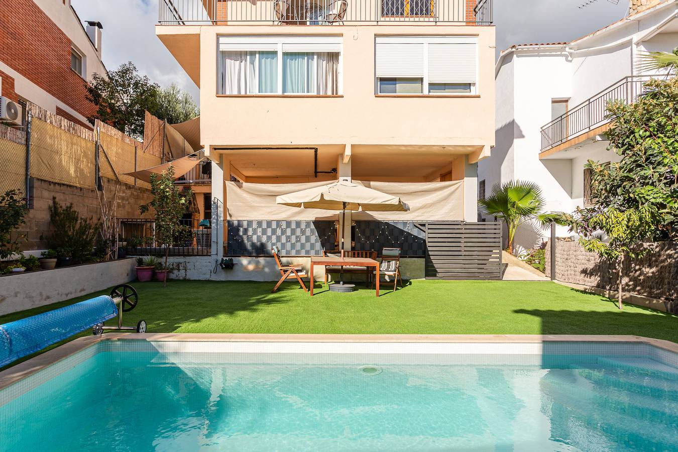 Apartamento entero, Casa de vacaciones 'Durero' con vistas a la montaña, Wi-Fi y aire acondicionado in Pineda de Mar, Costa del Maresme