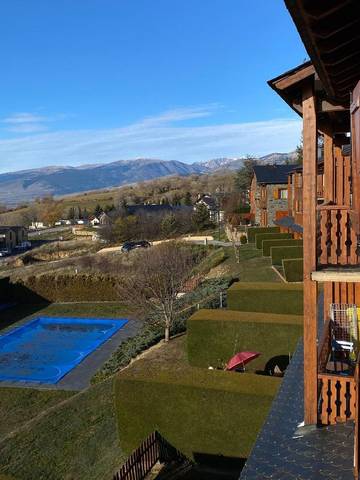 Gîte pour 5 personnes, avec balcon et jardin ainsi que piscine et vue à Saillagouse