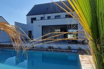 Location de vacances pour 10 personnes, avec jacuzzi ainsi que terrasse et jardin dans Plage de Pont-Mahé