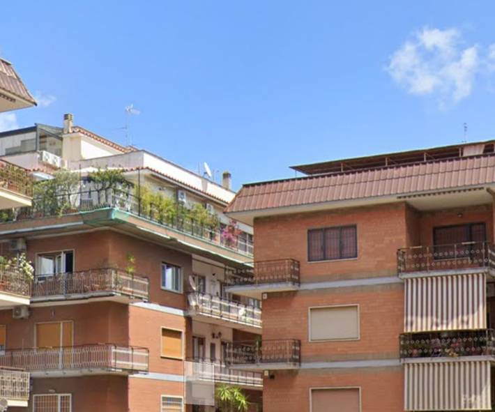 Entire apartment, Apartment 'Tripla Con Balcone' with Balcony, Wi-Fi and Air Conditioning in Rome, Rome Province