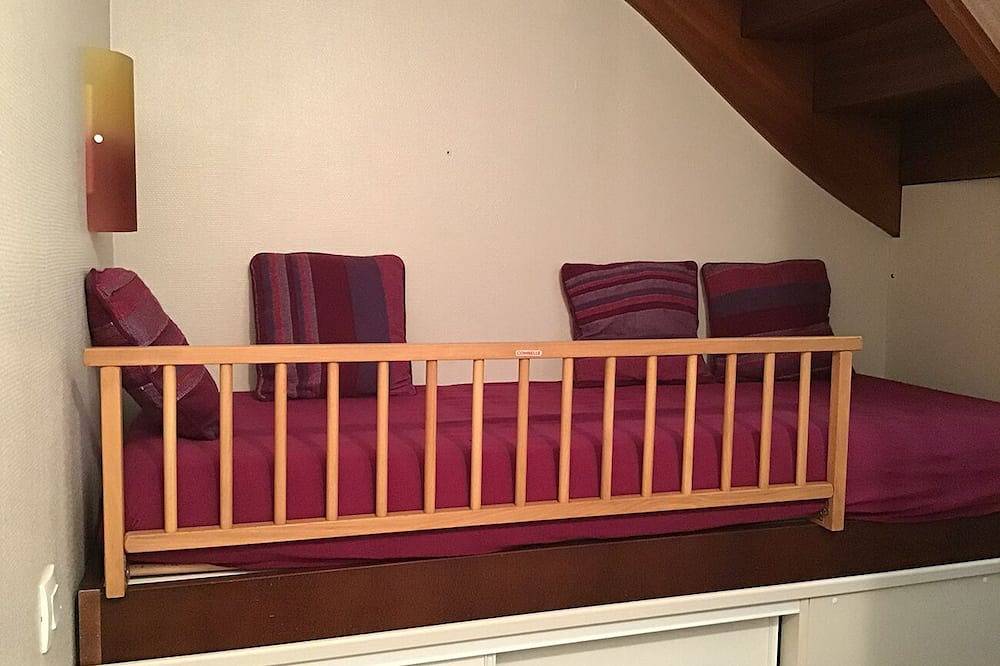 Entire apartment, Triplex for 5 people with sea view terrace 100 m from Trestel beach in Trévou-Tréguignec, Pink Granite Coast