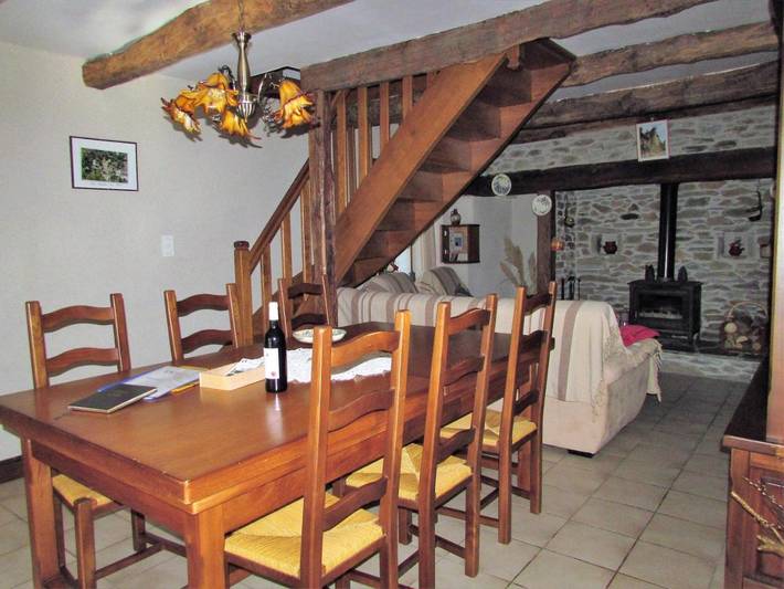 Location de vacances pour 4 personnes, avec jardin ainsi que vue et piscine, animaux acceptés à Vieillevie