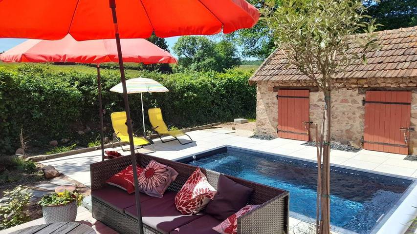 Location de vacances pour 8 personnes, avec Balcon et Terrasse ainsi que Piscine et Vue à Saint-Bonnet-de-Joux