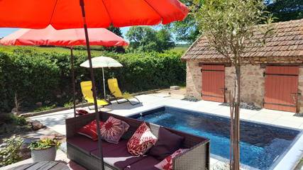 Gîte pour 8 personnes, avec terrasse ainsi que piscine et vue, animaux acceptés à Saint-Bonnet-de-Joux