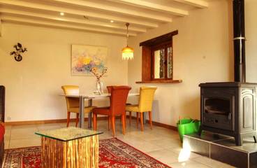 Gîte pour 4 personnes, avec vue ainsi que bassin pour enfant et jardin à Isle-et-Bardais