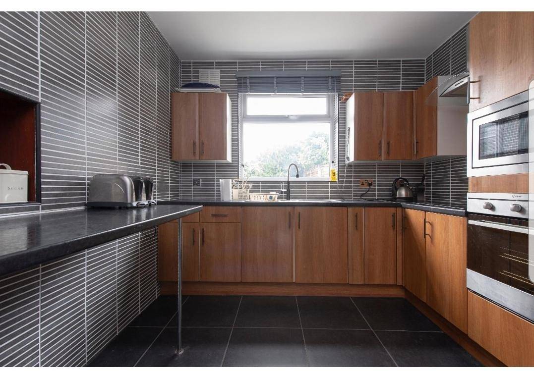 Ganze Wohnung, Two-Bedroom Apartment in Havering, London