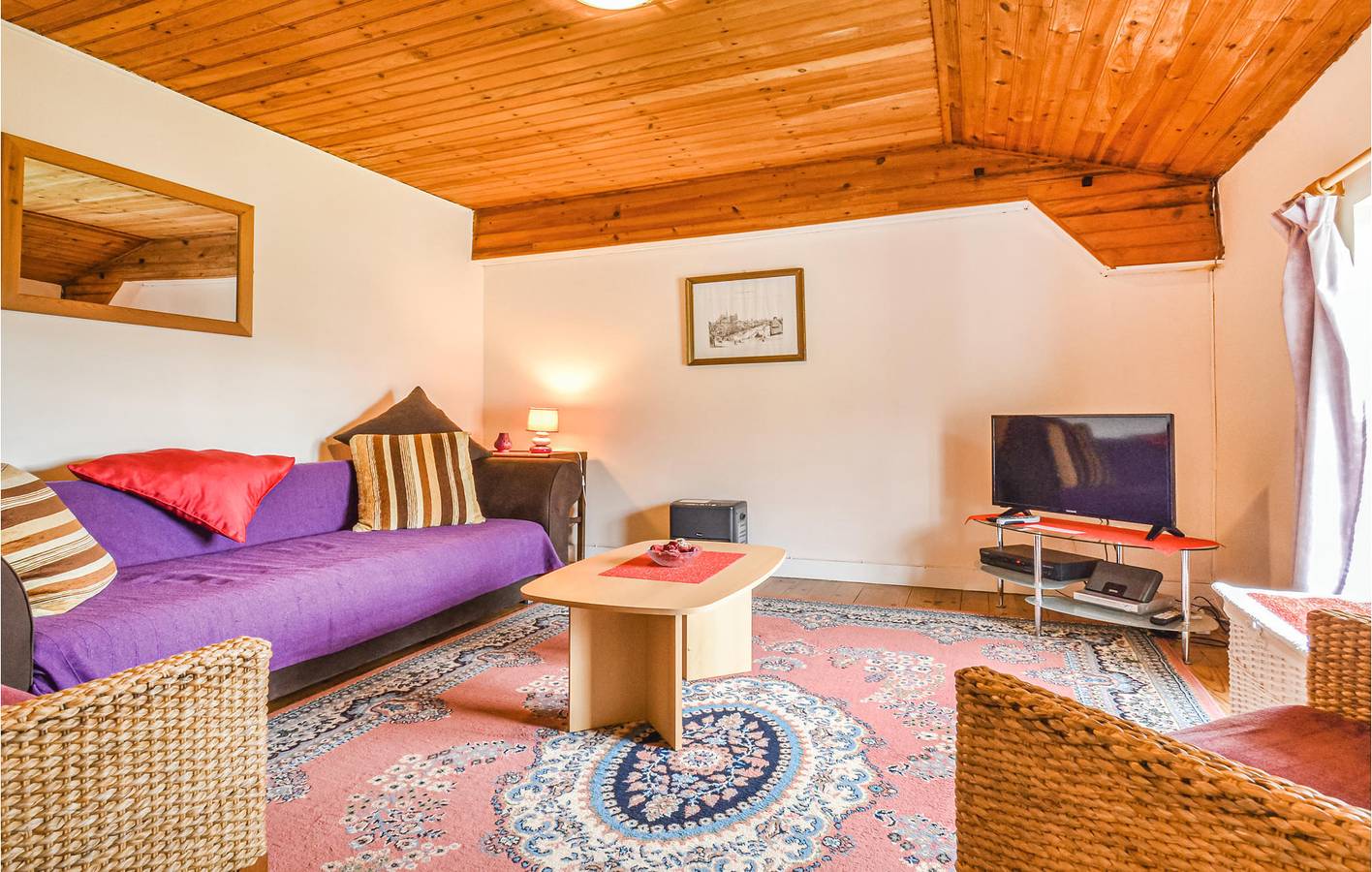 Ganze Ferienwohnung, Poolside Haven mit Garten & Küche, 1km nach La Coquille in La Coquille, Regionaler Naturpark Périgord-Limousin