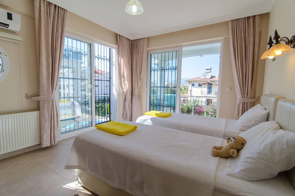 Heated pool, Pool Table, Table tennis. Walking distance to the beach. in Fethiye, Tyrkiske Ægæer