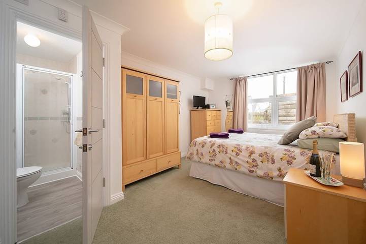 Ganze Wohnung, Geräumiges Apartment mit 2 Schlafzimmern, nur wenige Gehminuten vom Strand von Woolacombe entfernt, mit eigenem Parkplatz in Woolacombe, Devon