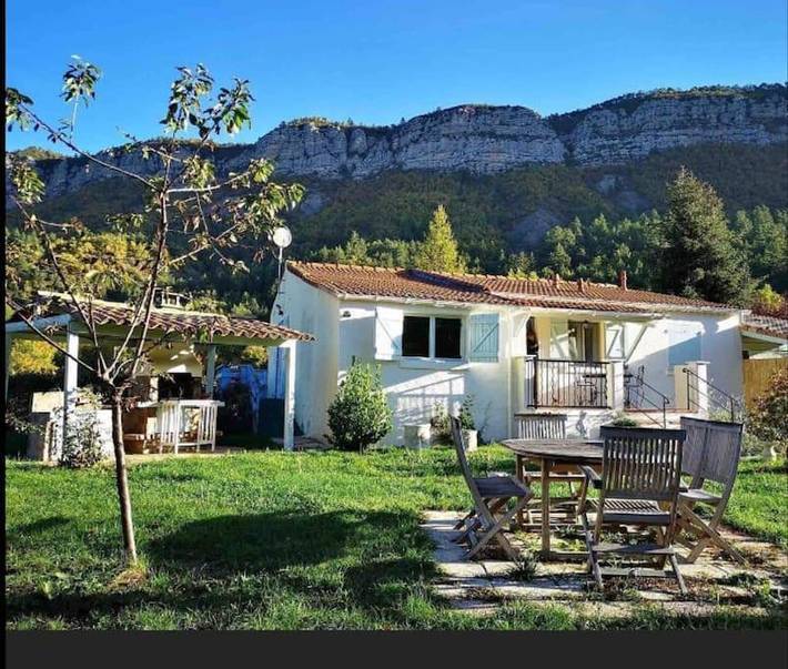 Location de vacances pour 4 personnes, avec balcon ainsi que jardin et vue à Saint-Julien-du-Verdon