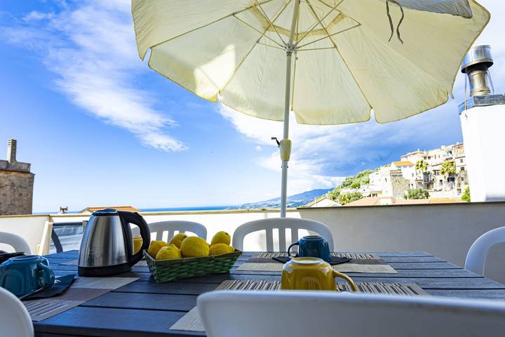Appartamento intero, La casa di Margiò - Trilocale con terrazza vista mare in Cipressa, Riviera di Ponente