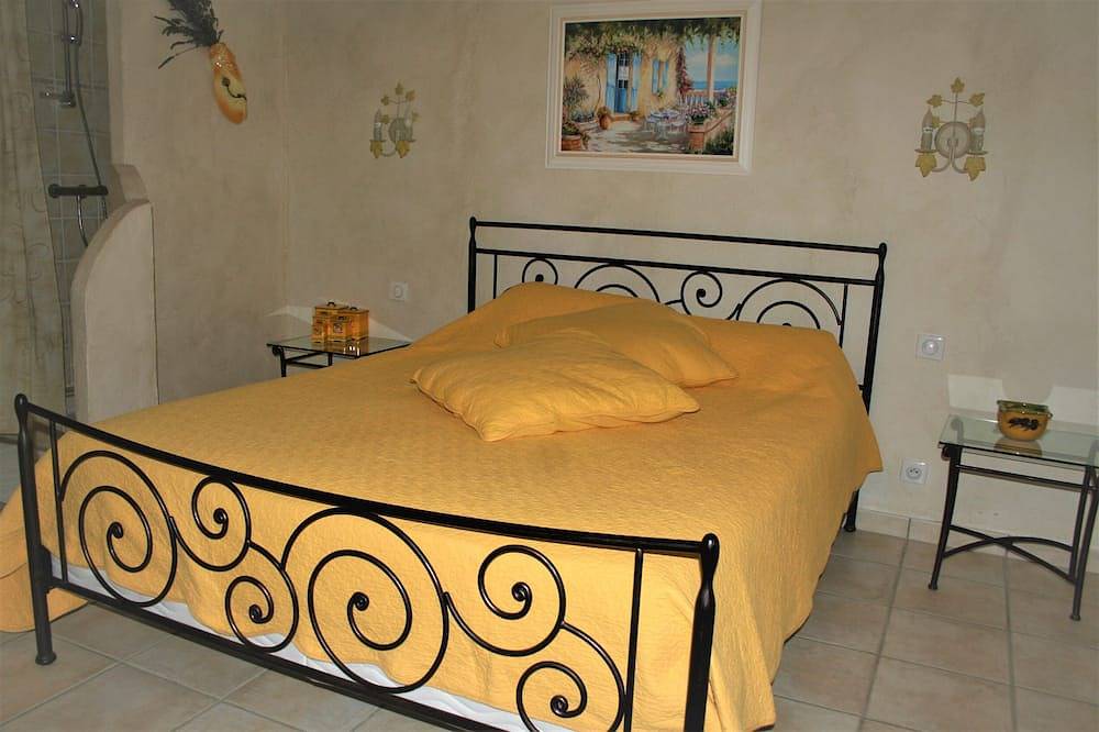 Le Mas des Tarentes between vineyards and forests in Trans-en-Provence, Region de Draguignan