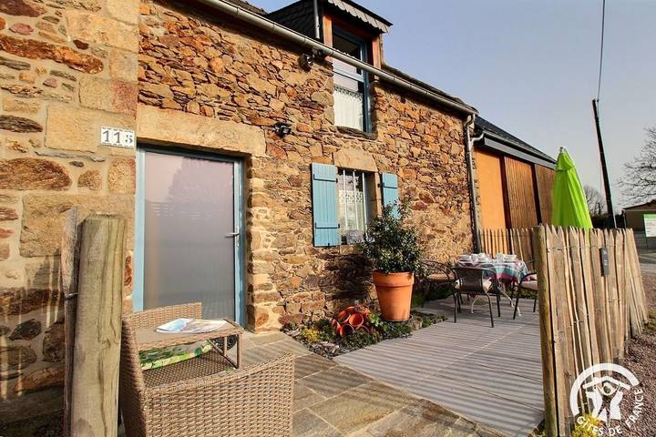 Gîte pour 5 personnes, avec terrasse à Saint-Lormel