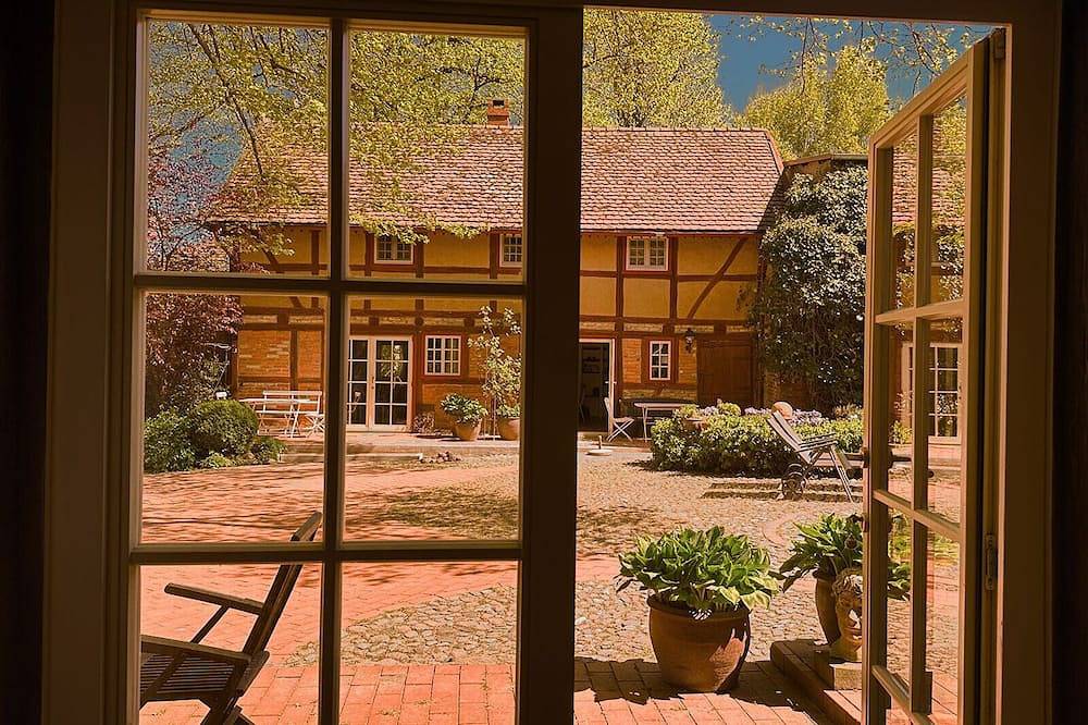 Gutshof Raixa | Charmantes Ferienhaus im historischen Gutshof am Wasser in Plau am See, Ludwigslust-Parchim