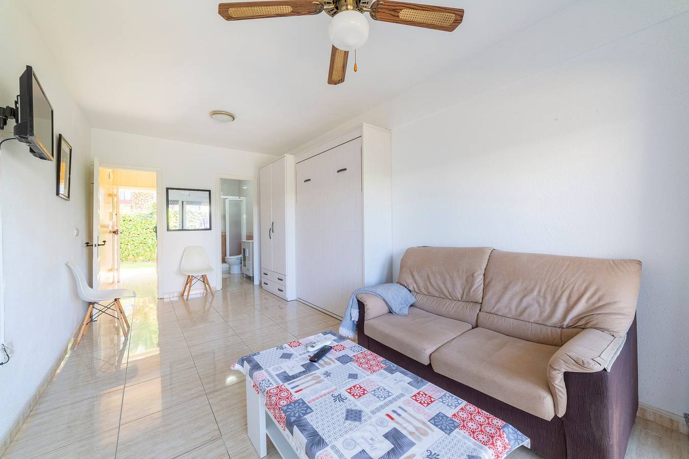 Estudio entero, Estudio 'Gaviotas 4' con piscina comunitaria, Wi-Fi y aire acondicionado in Aguadulce, Roquetas de Mar