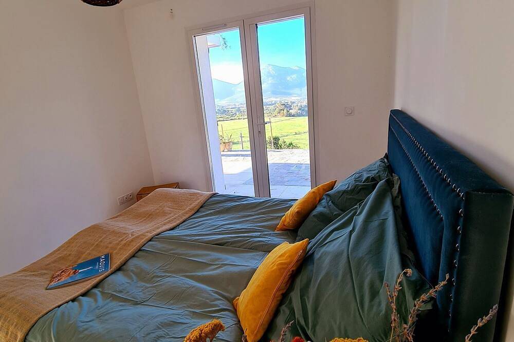 Villa mit zwei Wohnungen, für Familien und Freunde mit Pool und Panoramablick. in Moncale, Calvi und Umgebung