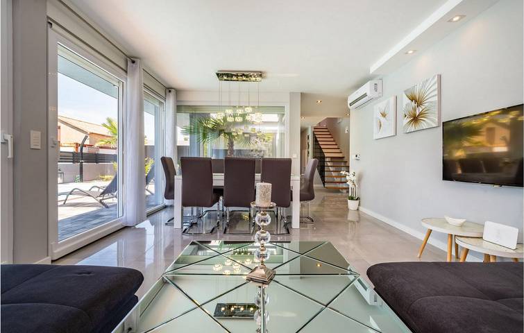 Spacieux appartement de deux chambres avec piscine, à proximité de la plage et des principaux commodités in Nin, Région de Zadar