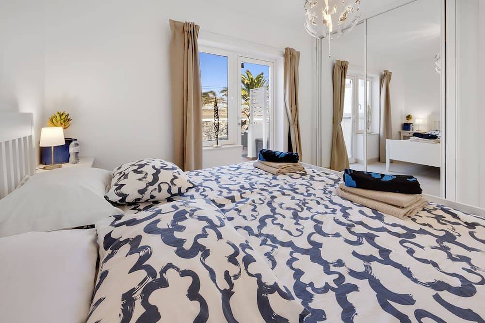 Holiday home at the harbour of Puerto Calero with roof terrace, garden and pool in Puerto Calero, Yaiza