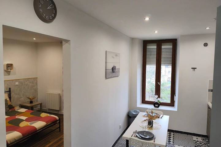 Geheel appartement, Studio for 2, 2nd Floor · Free Private Parking in Charleville-Mézières, Ardennen