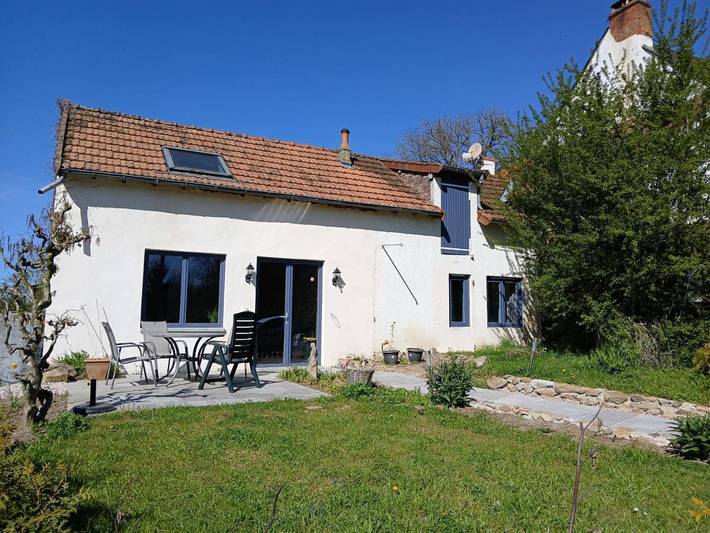 Location de vacances pour 4 personnes, avec vue ainsi que jardin et piscine, adapté aux familles dans Virlet