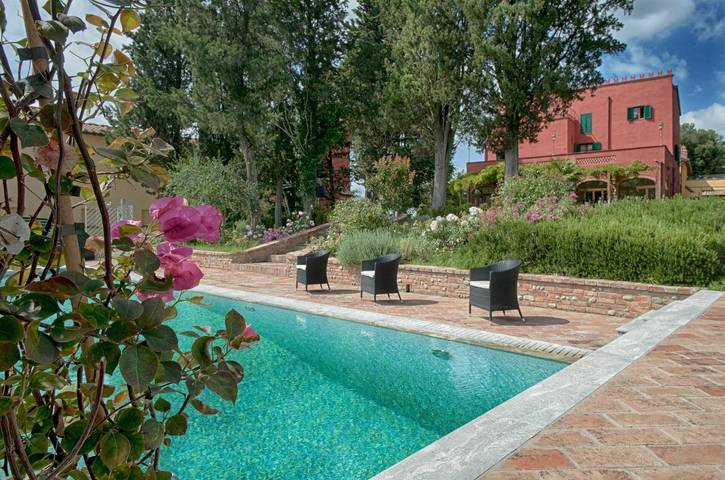 Casa vacanza per 17 persone, con terrazza e piscina a Castelfiorentino