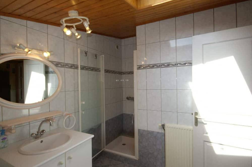 Gîte rustique avec cheminée, jardin et wifi in Chambœuf, Montbrison