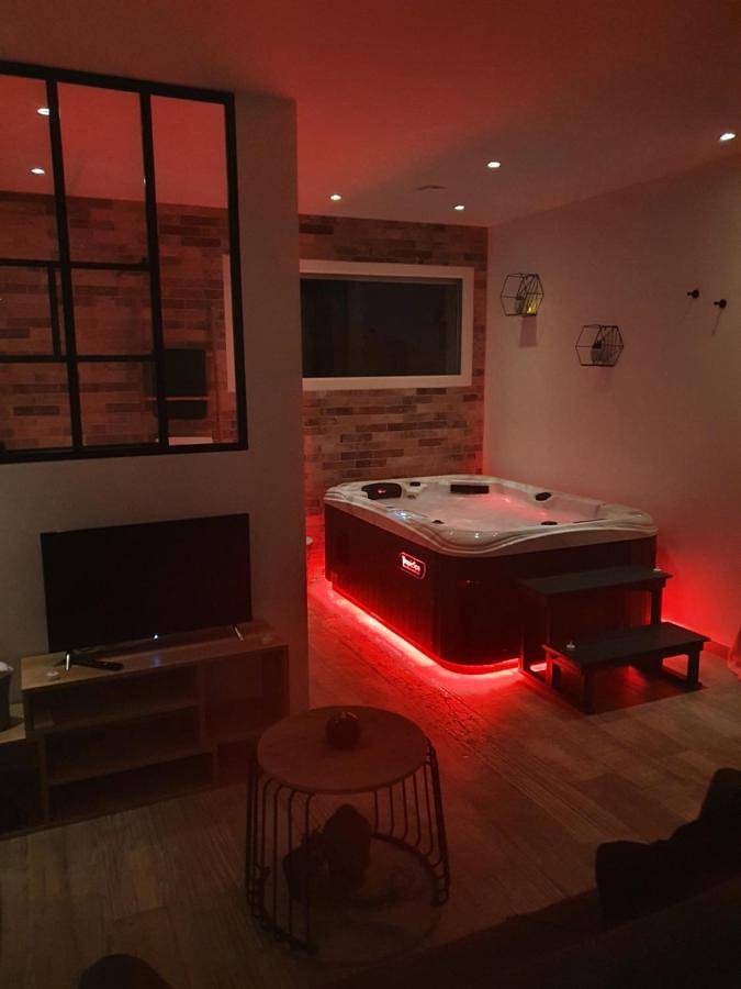 Chambre d’hôte pour 2 personnes, avec Balcon et Jacuzzi ainsi que Terrasse et Jardin à Pourrières