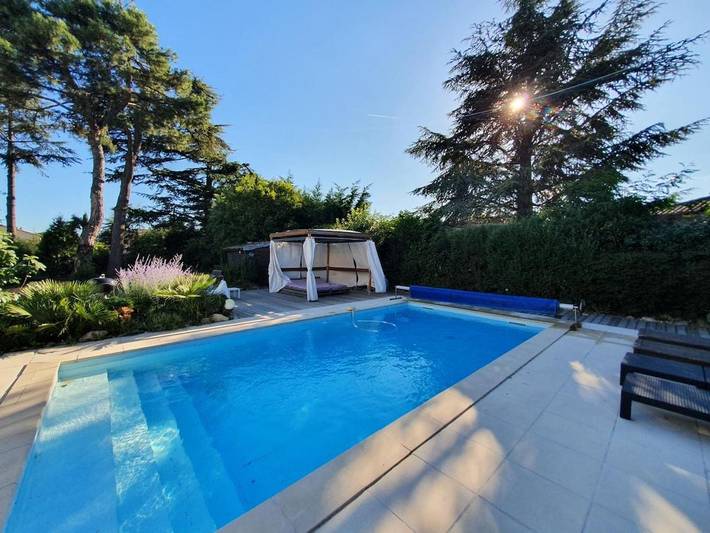 Location de vacances pour 8 personnes, avec Terrasse et Jardin ainsi que Piscine et Vue à Roiffieux