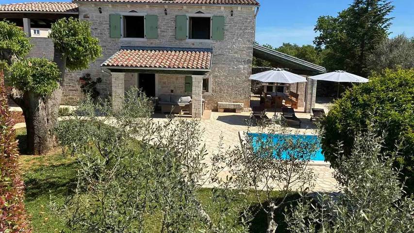 Ferienhaus für 6 Personen, mit Terrasse und Pool sowie Garten, mit Haustier