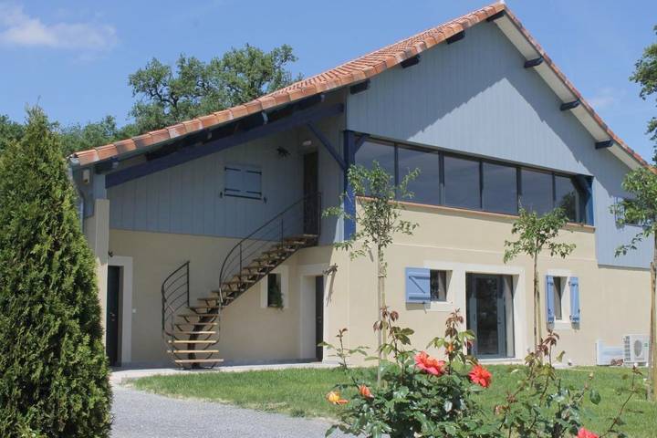 Location de vacances pour 2 personnes, avec Piscine à Viozan