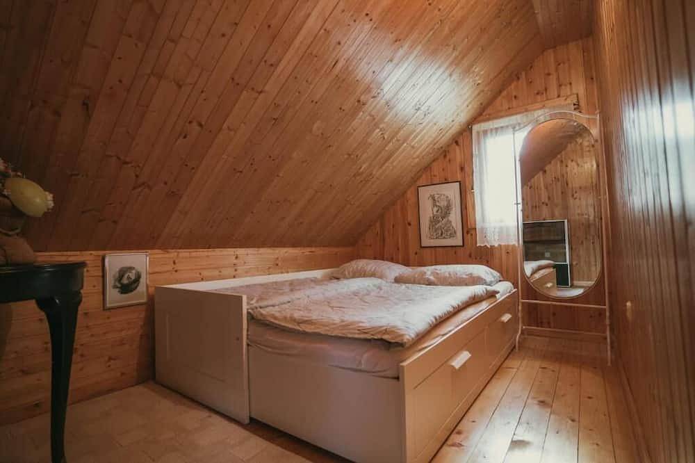 Charming wood house with outdoor hot tub located in National park Plitvice lake. in Smoljanac, Plitvicer Seen