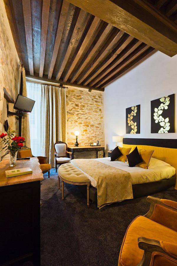 Hôtel pour 2 personnes, avec Terrasse ainsi que Jardin et Piscine à Bourbon-l'Archambault