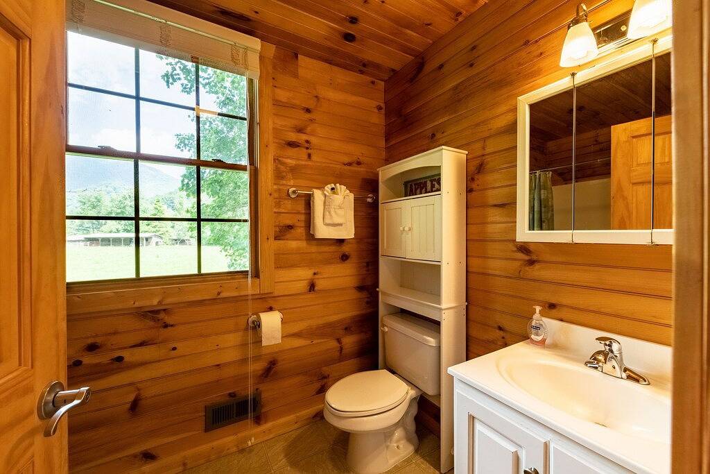 2 Master Suites - Clean - Cozy - Wifi - Elk - Covered Porch - ezaccess - 5 Stars in Blue Ridge Parkway, Maggie Valley