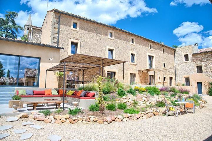 Location de vacances pour 24 personnes, avec Balcon et Terrasse ainsi que Jardin et Piscine à La Bastide-d'Engras
