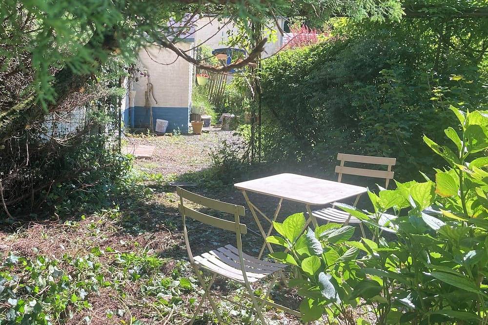 Nestled in a wood, 5 minutes from the E19 and E42 freeways in Hainaut