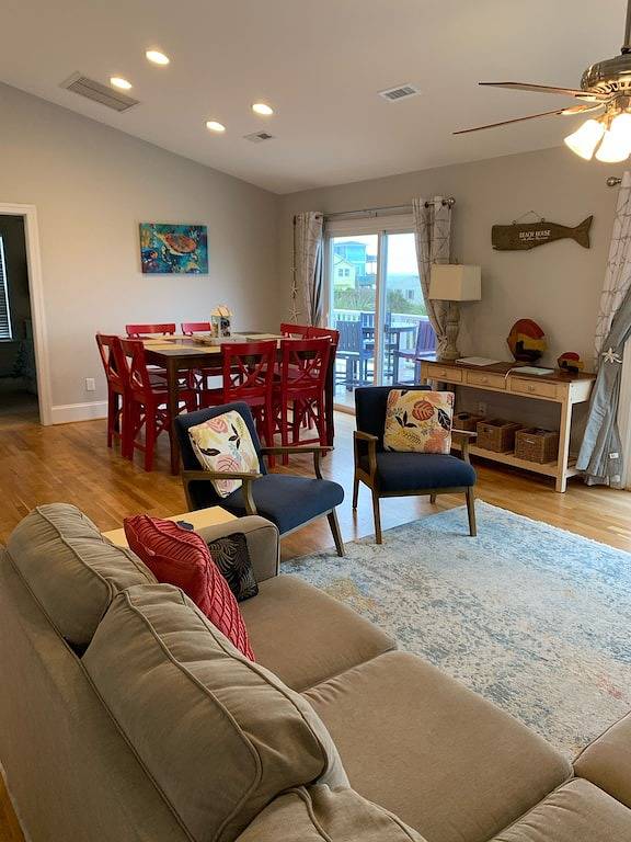 Vacation rental for 13 people, with yard and balcony, with pets in Surf City