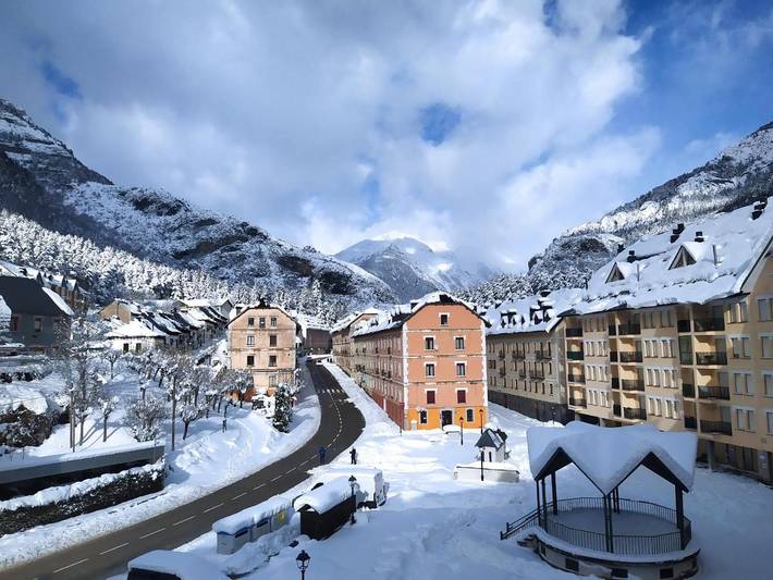 Apartamento para 4 personas, con Balcón además de Terraza y Vistas en Canfranc