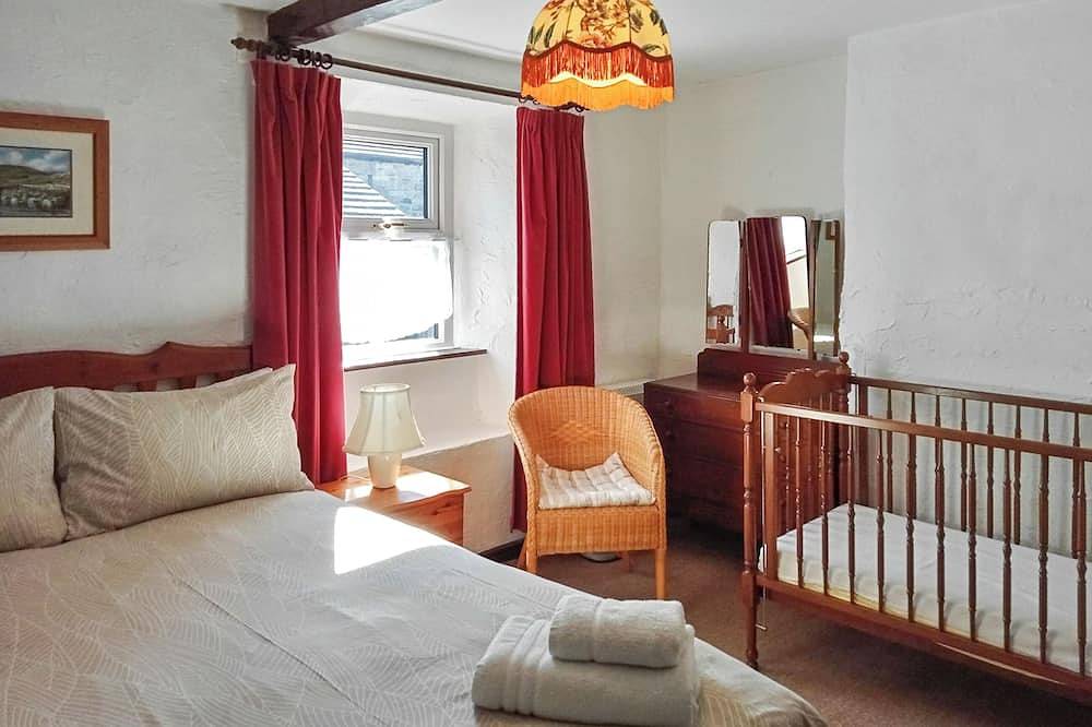 Ground Floor:  Living room: Tv, Freesat, Open Fire Dining room. in Hawes, Yorkshire Dales National Park