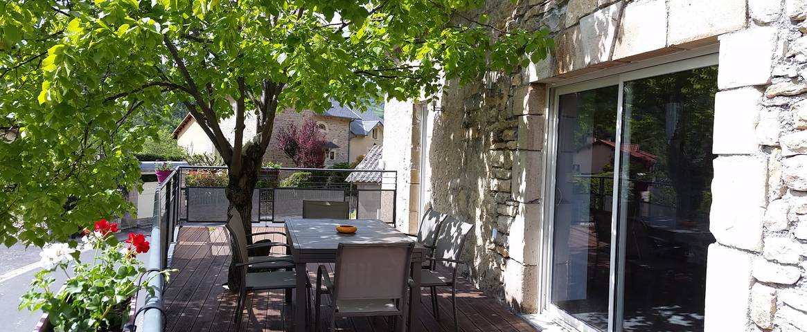 Gîte pour 5 personnes, avec terrasse à La Cresse