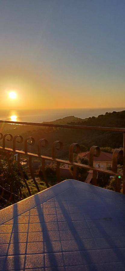 Gîte pour 3 personnes, avec terrasse et vue dans Lingueglietta