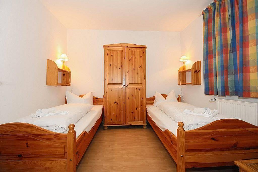 Strandnahes Familienhaus mit Terrasse, Kamin, zwei Bädern, Spiel- und Grillplatz in Boltenhagen, North-West Mecklenburg (Wismar region)