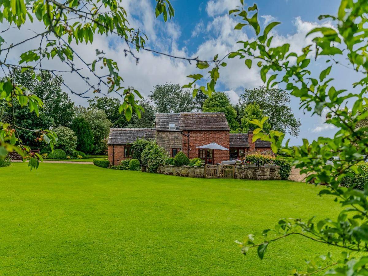 The Owl House with swimming pool and private hot tub in Stafford, Staffordshire