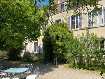 Chambre d’hôte pour 2 personnes, avec piscine ainsi que jardin et vue, adapté aux familles dans Yonne