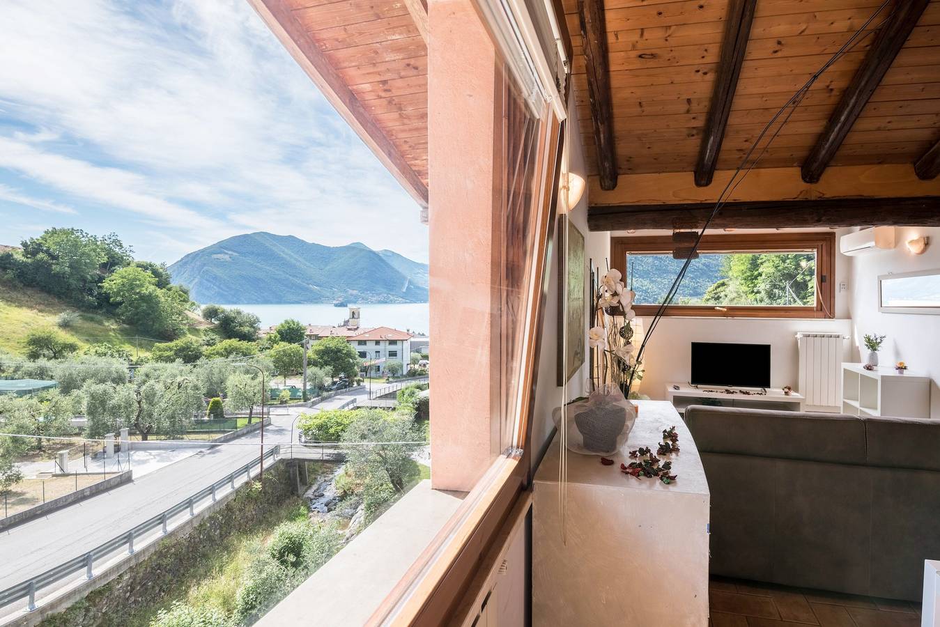 Ganze Wohnung, Haustierfreundliches Apartment "Mansarda con vista lago" mit Seeblick, Pool, Wlan und Terrasse in Sulzano, Catena Bresciana Occidentale