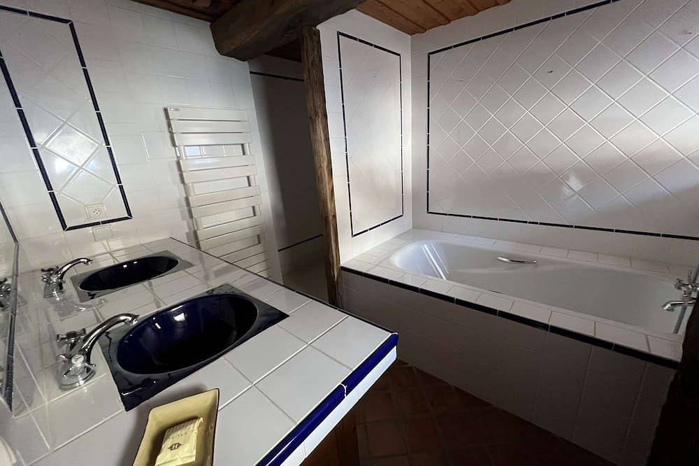 Charming Savoyard chalet in a quiet area with mountain views in Sainte-Foy-Tarentaise, Rutor-Gruppe