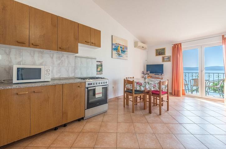Ganze Wohnung, Ferienwohnung Vukovarac A1 Gore
 in Lokva Rogoznica, Omis-Riviera