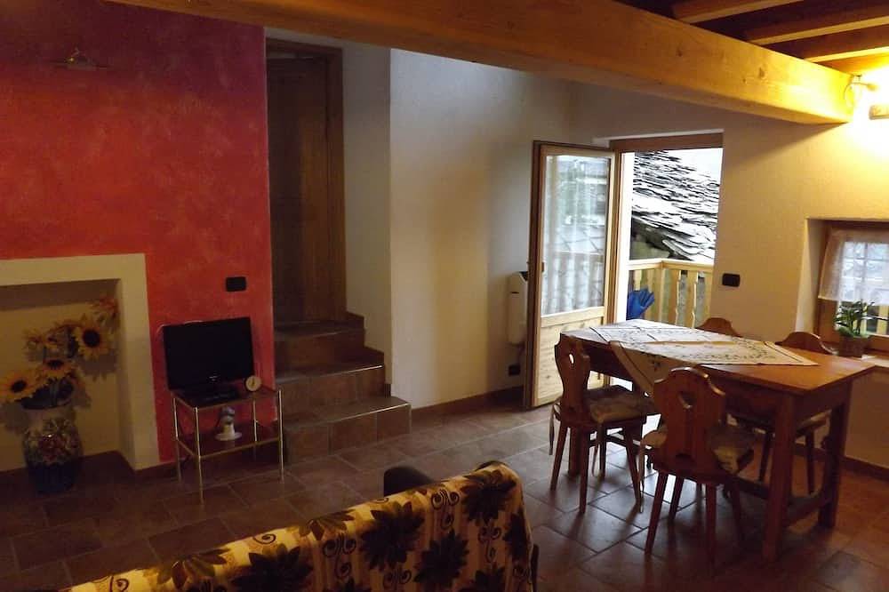 Maison Dans Un Ancien Village disponible en juillet in Châtillon (Village), Comune di Châtillon