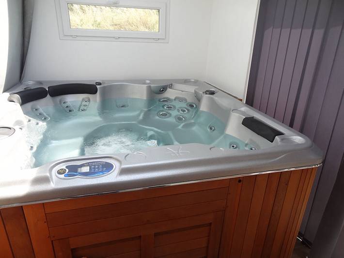 Gîte pour 8 personnes, avec jacuzzi ainsi que terrasse et jardin, animaux acceptés