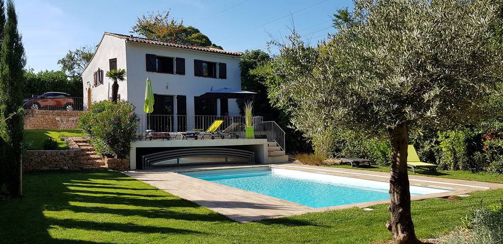 Gîte pour 6 personnes, avec terrasse ainsi que jardin et piscine
